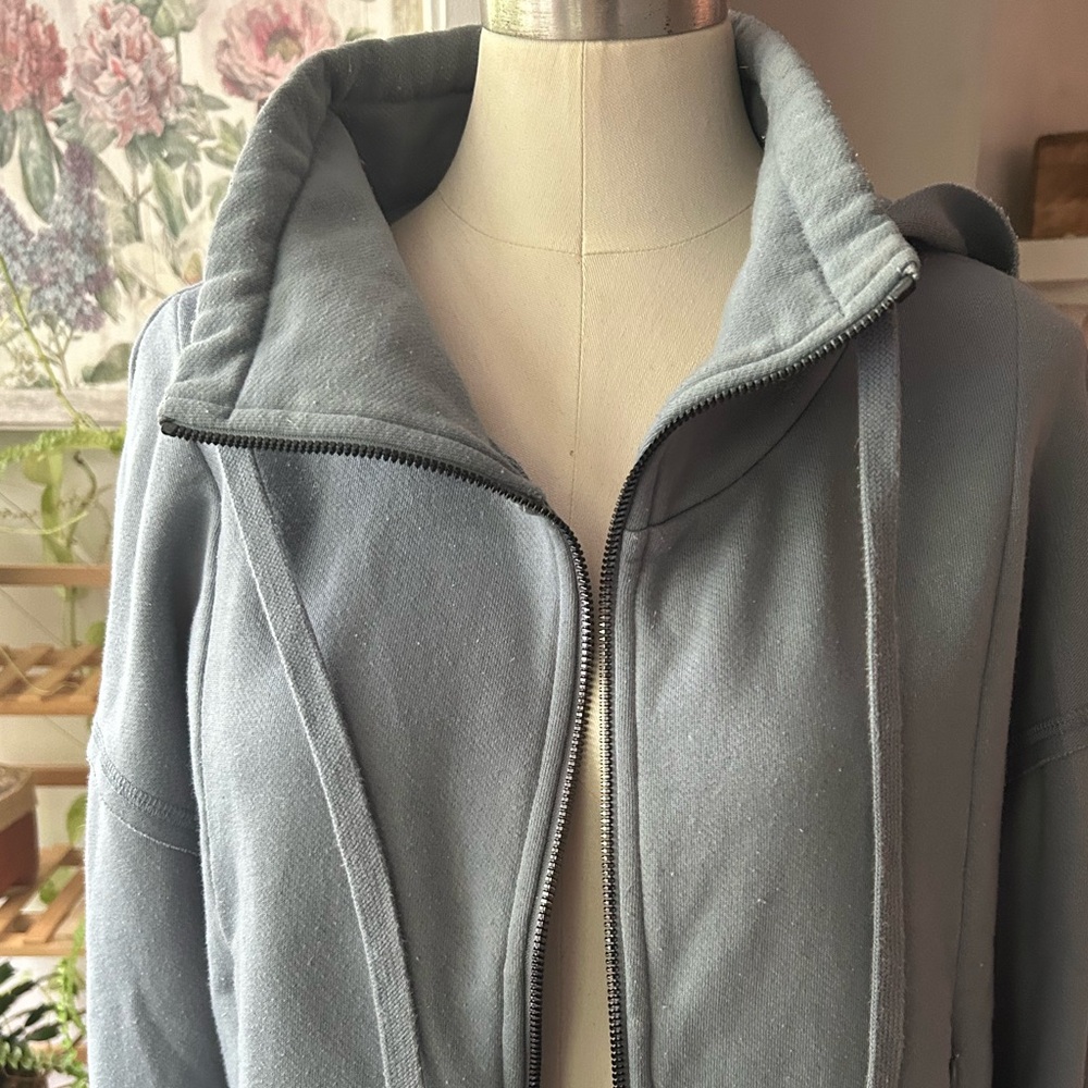 Alo hoodie jacket long sleeves two pockets zipped